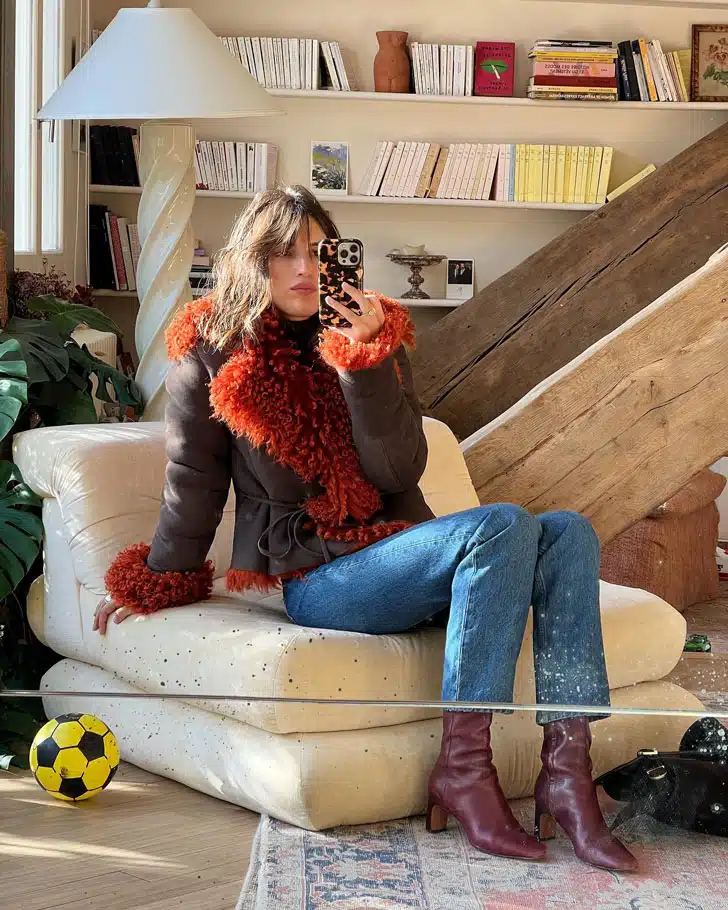 Жанна Дамас в прямых джинсах, куртке с ярким мехом и бордовых ботильонах