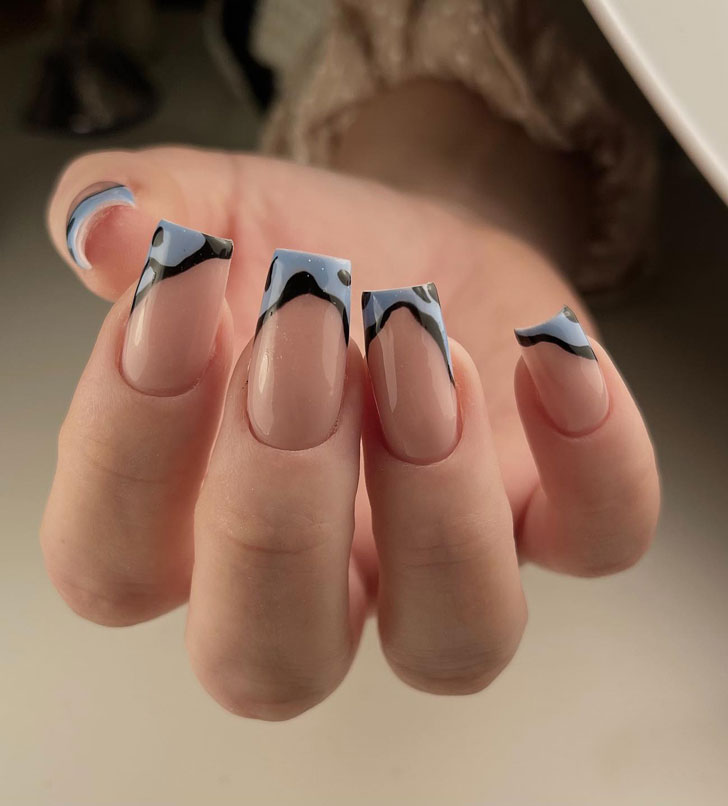 Ассиметричный голубой френч с черными завитками на длинных квадратных ногтях