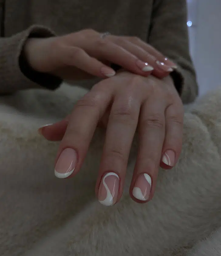 Белый френч с завитками на ухоженных овальных ногтях
