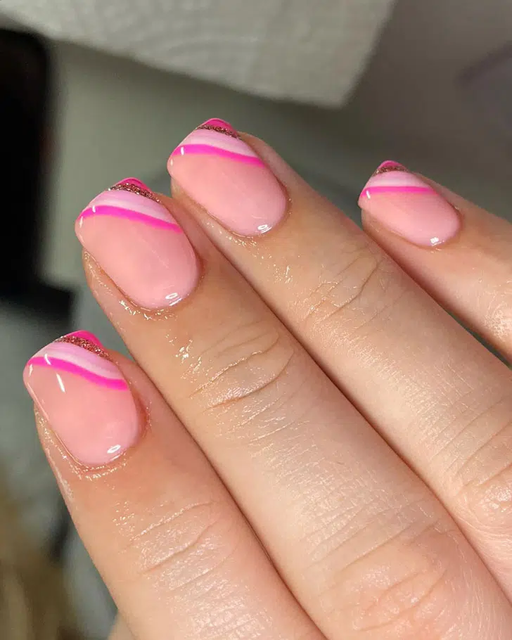 Диагональный розовый френч на квадратных ногтях средней длины