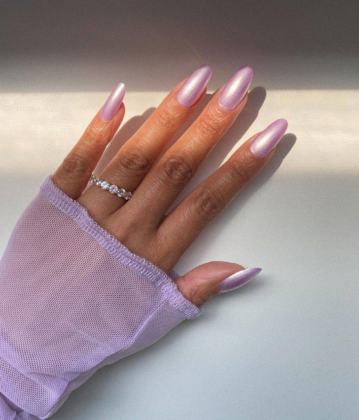 Фиолетово-розовый жемчужный маникюр на длинных овальных ногтях