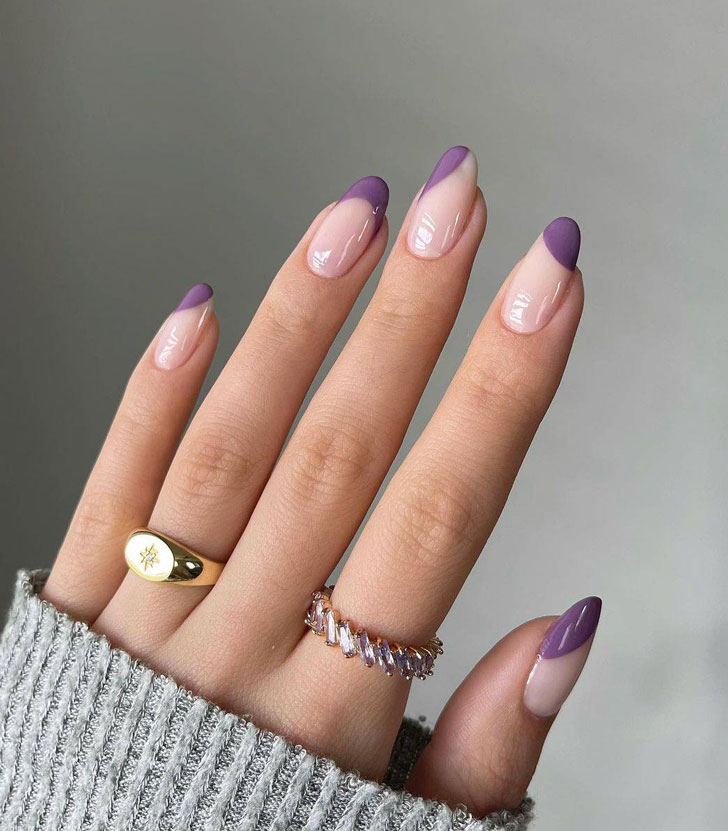 Фиолетовый френч на овальных ногтях средней длины