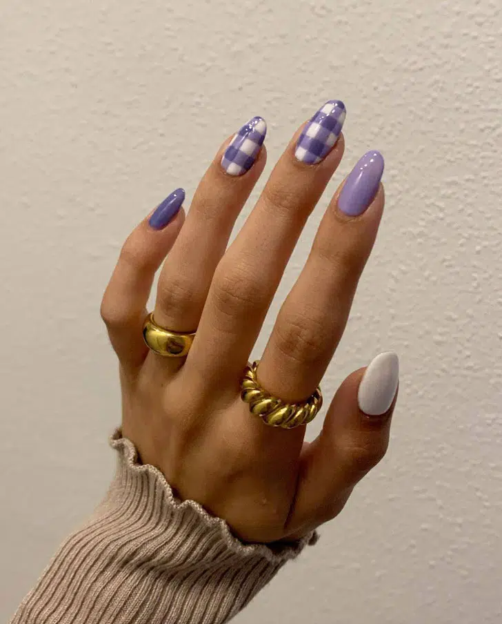 Фиолетовый маникюр в клетку на овальных ногтях средней длины