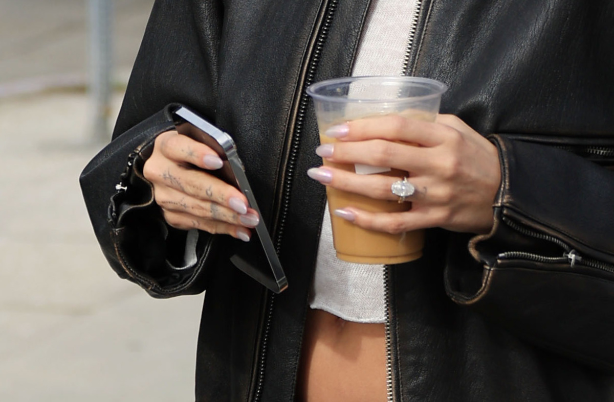 Хейли Бибер с модным глазированным маникюром на овальных ногтях средней длины