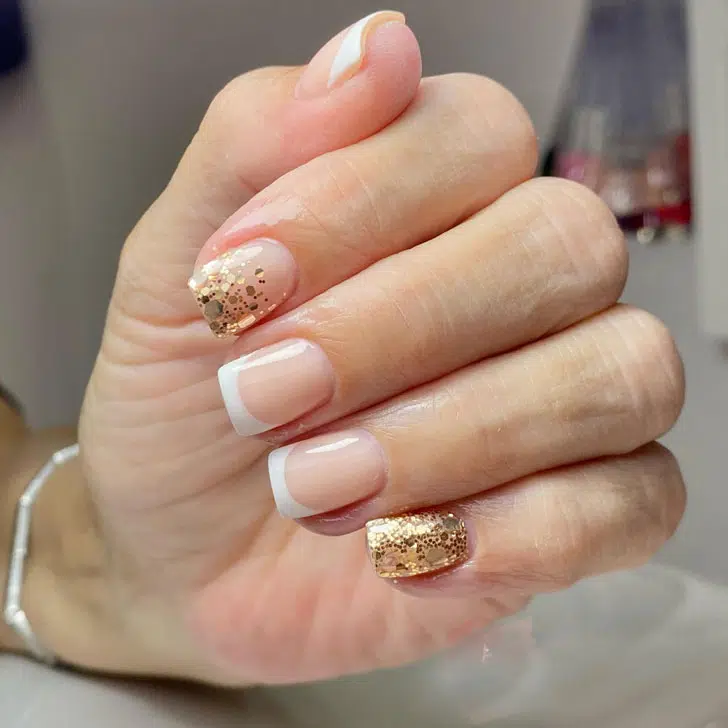 Классический белый френч с золотыми блестками на натуральных квадратных ногтях
