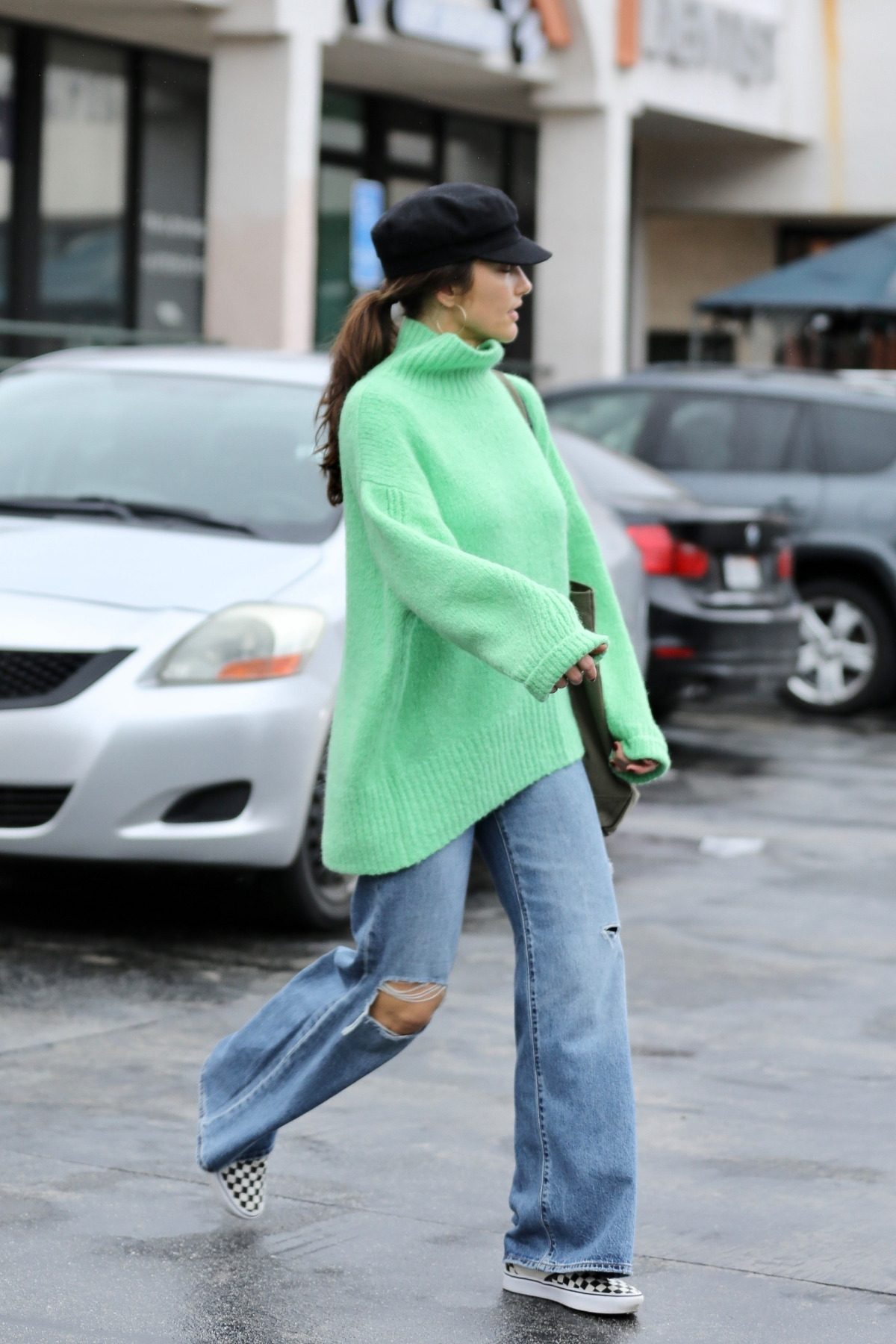 Минка Келли в модных широких джинсах и молодежном зеленом свитере