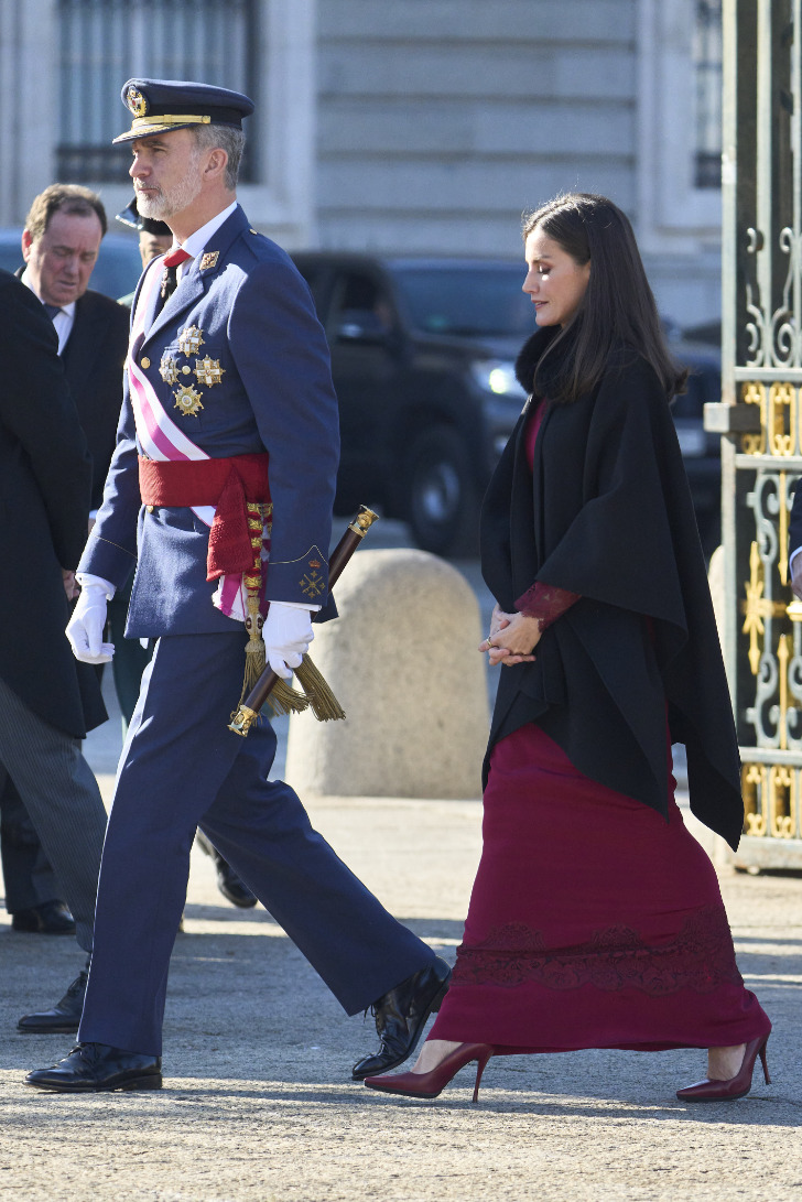 Королева Летиция в бордовых туфлях, длинном платье и накидке с меховым воротником