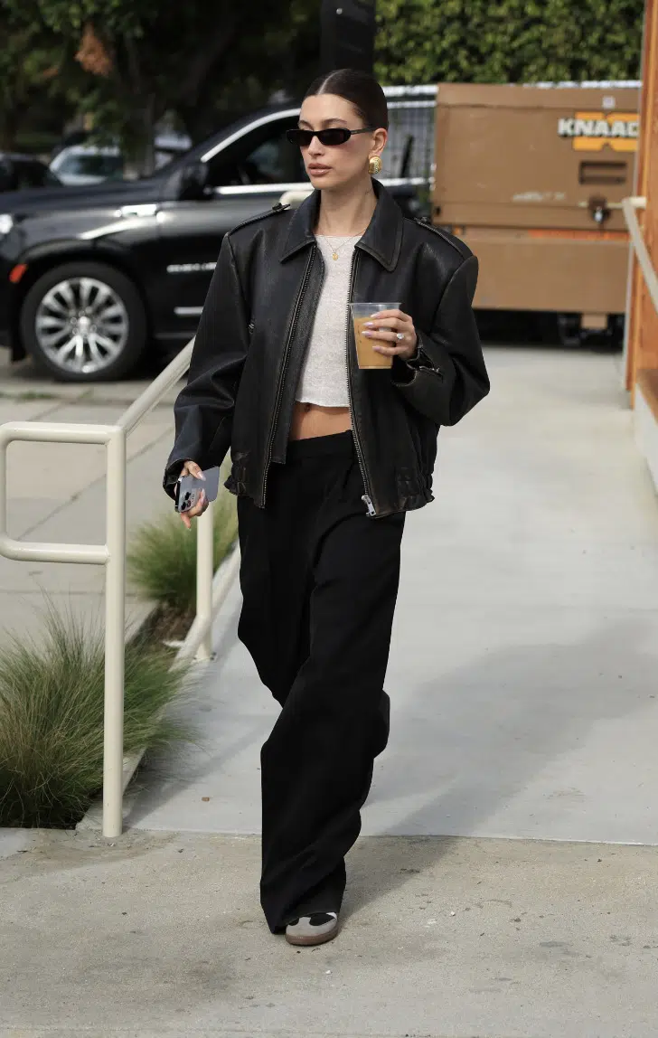 Хейли Бибер в широких джинсах с низкой посадкой и кожаной куртке
