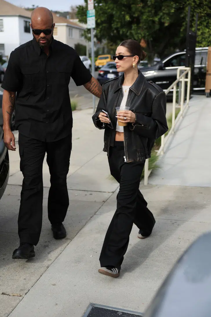 Хейли Бибер в широких джинсах, кожанке и ретро кроссовках