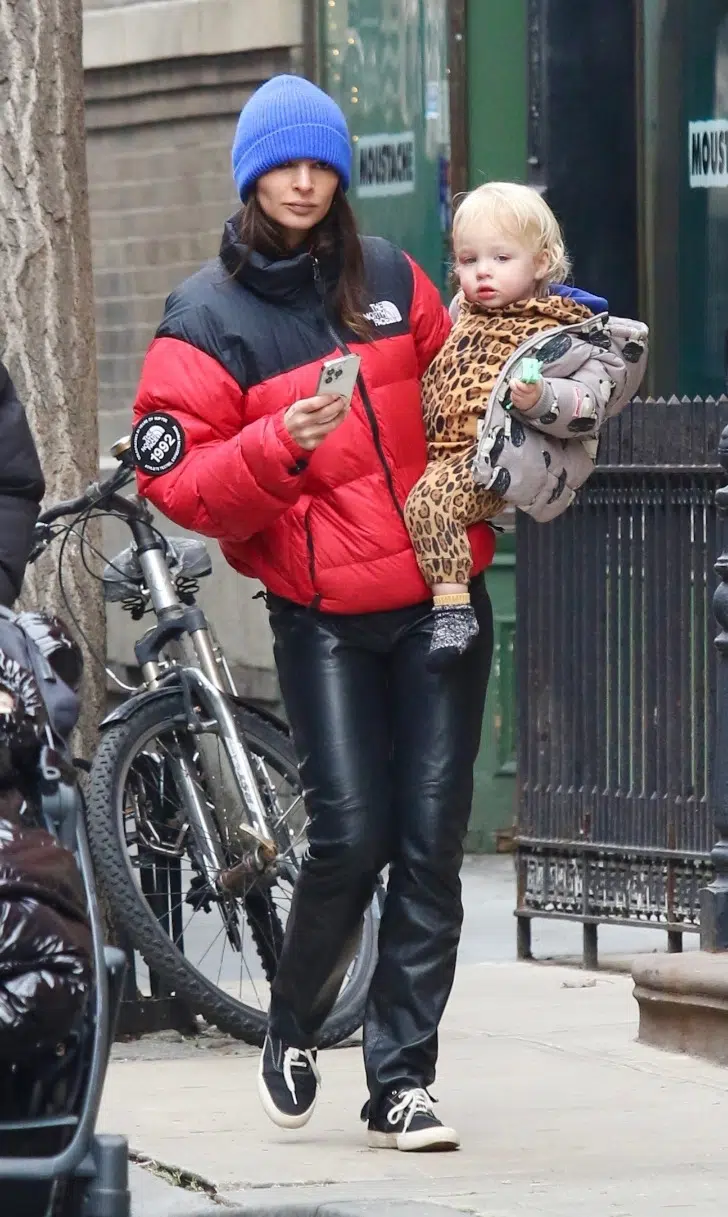 Эмили Ратаковски в модном пуховике и кожаных брюках на прогулке с сыном