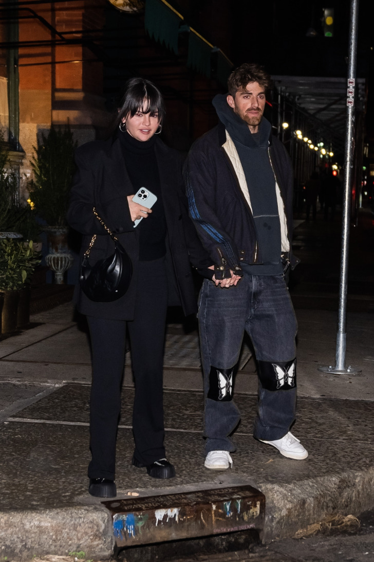 Селена Гомес в черных брюках, ботинках на платформе и свитере