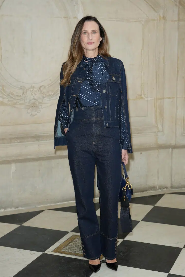 Камилль Коттен в джинсовом костюме и блузке в горошек на показе Christian Dior 2023