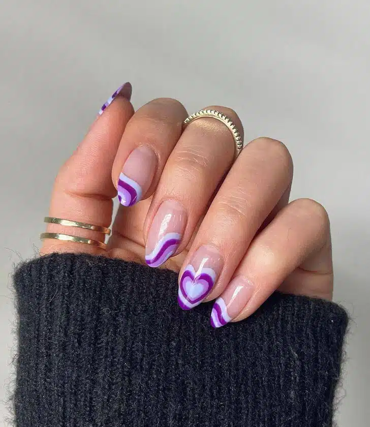 Маникюр с фиолетовыми завитками разного оттенка на миндальных ногтях