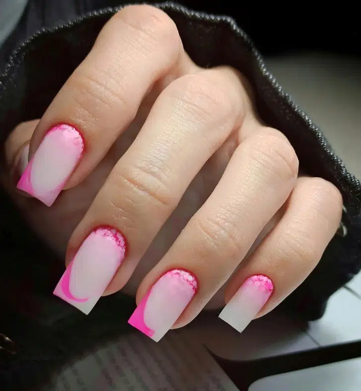 Матовый френч омбре с розовыми блестками на длинных квадратных ногтях