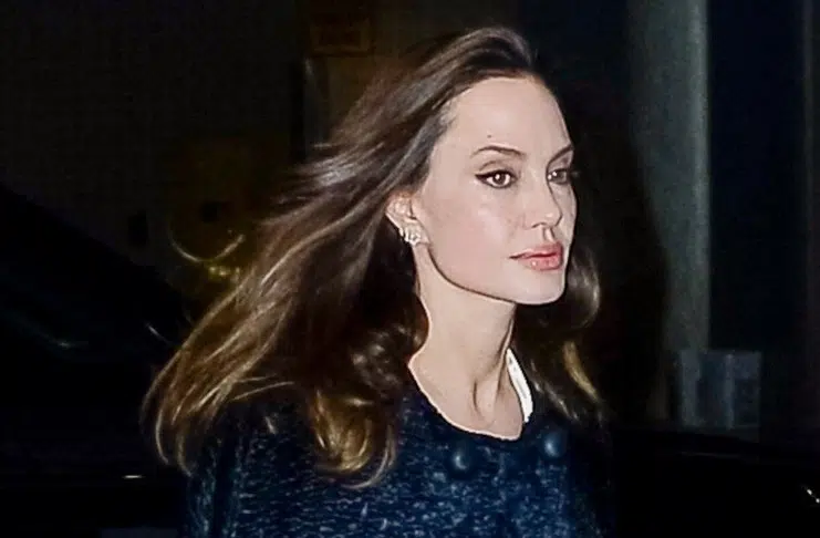 Невозможно отвести глаз: Анджелина Джоли в платье миди, необычном пальто и белым френчем