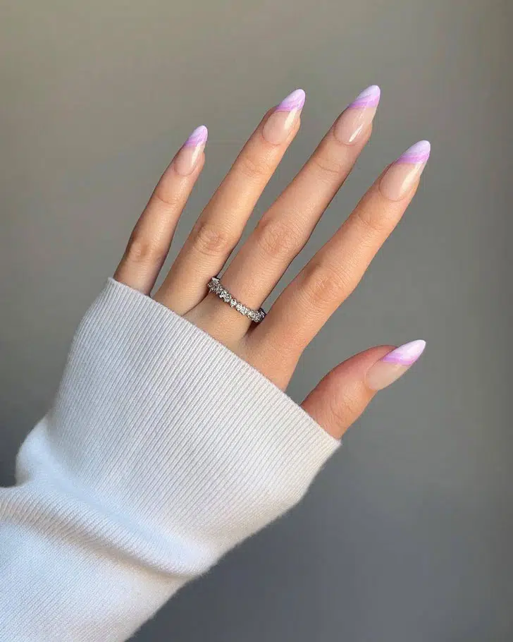 Нежный фиолетовый френч на длинных миндальных ногтях