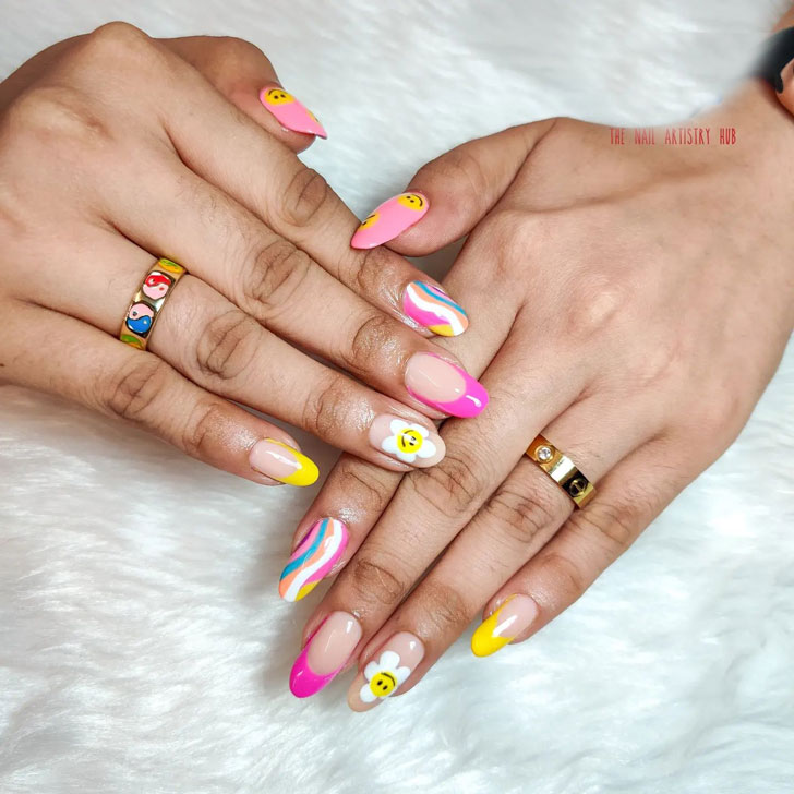 Яркий разноцветный френч с принтом на длинных овальных ногтях