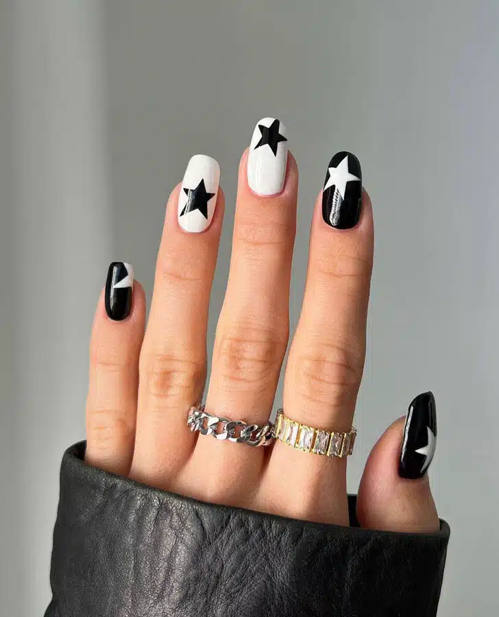 Черно-белый маникюр со звездами на длинных овальных ногтях