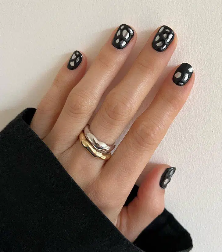 Черный маникюр с металлическими деталями на коротких ногтях