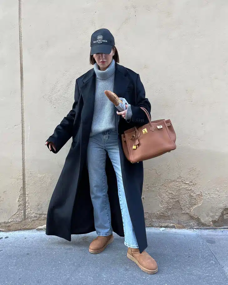 Девушка в пальто оверсайз, сером свитере и прямых джинсах с угги