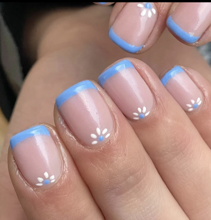 Голубой френч на квадратных коротких ногтях с маленькими цветочками в основании