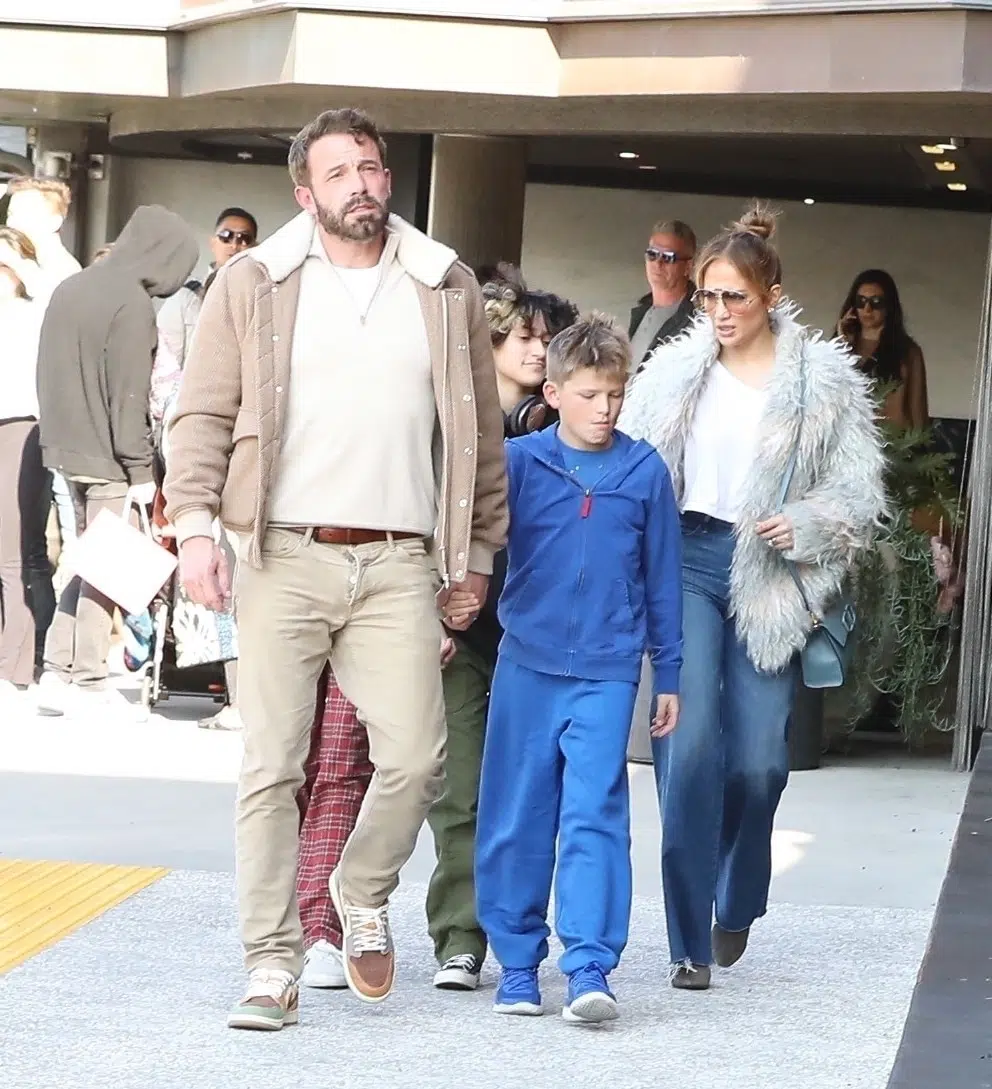 Дженнифер Лопес в широких джинсах и шубе с семьей на прогулке