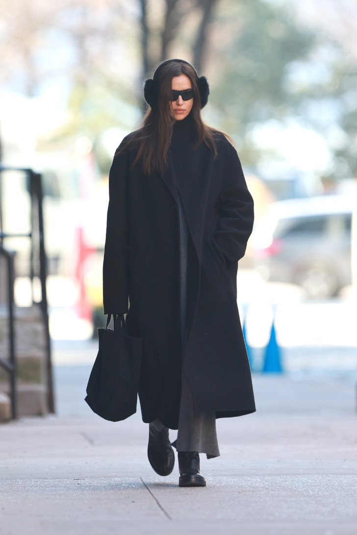 Ирина Шейк в черном оверсайз пальто и сапогах на плоской подошве