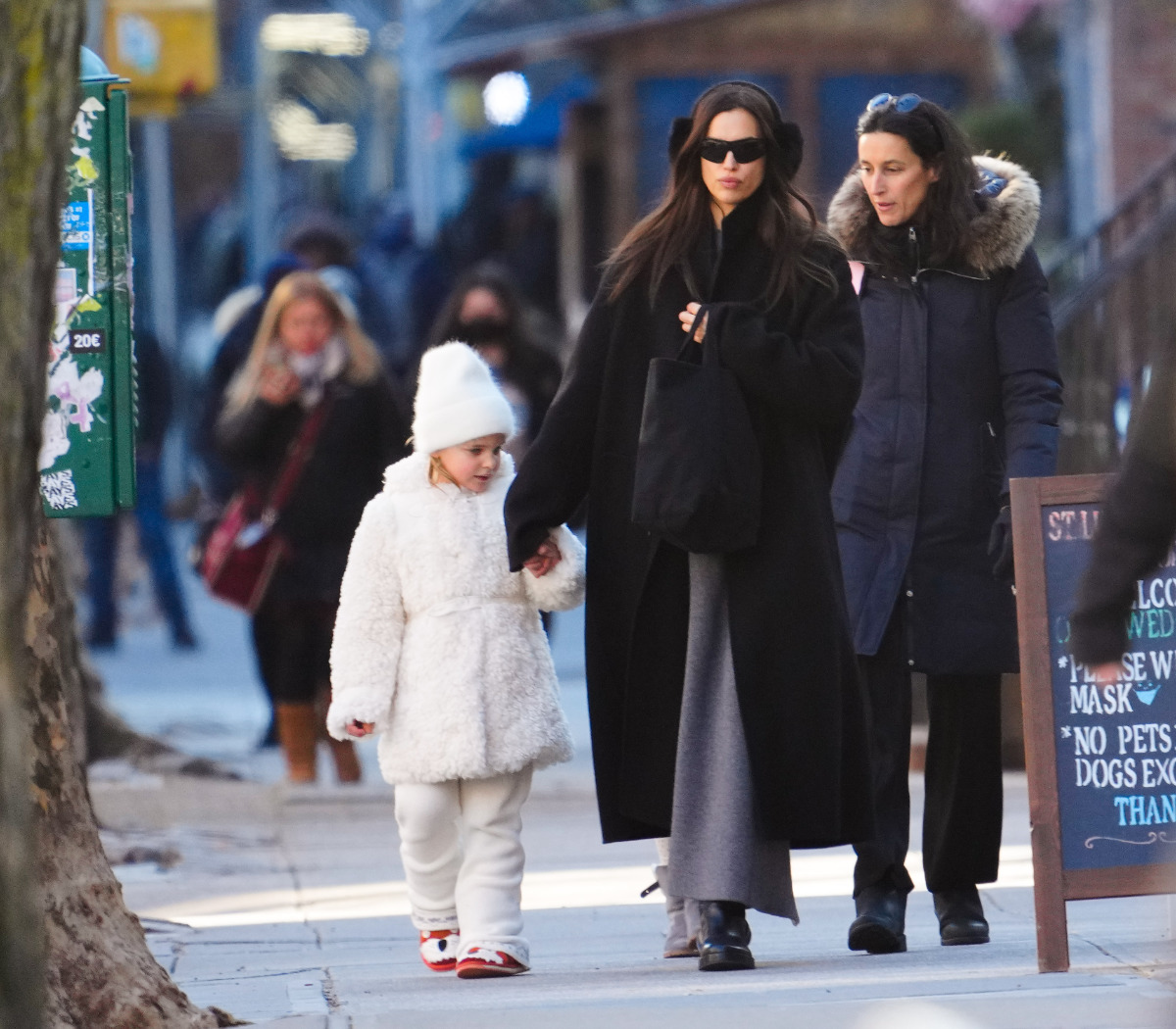 Ирина Шейк в черном пальто и сером платье на прогулке с дочкой