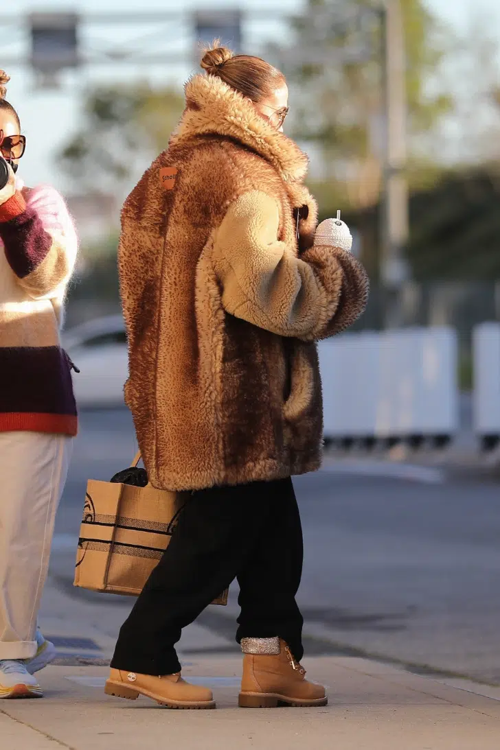 Дженнифер Лопес с пучком на голове и в зимнем наряде на улицах Лос-Анджелеса