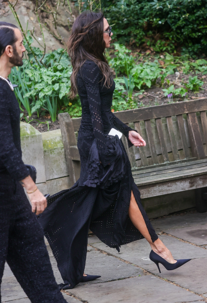 Виктория Бекхэм в черном платье, оригинальной сумкой с кисточками и классических туфлях