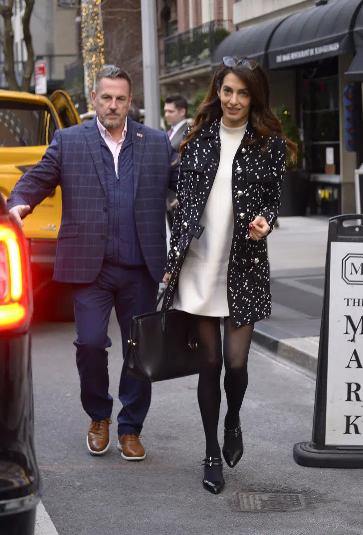 Амаль Клуни в черном пальто с белыми точками, простом платье и туфлях в стиле Мэри Джейн