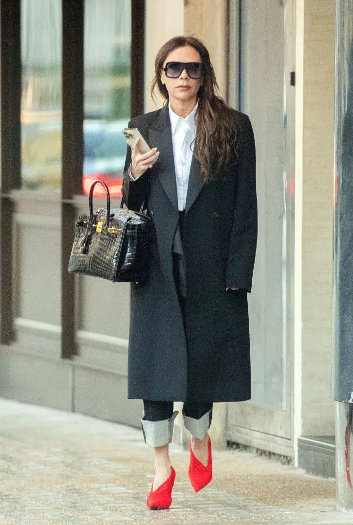 Виктория Бекхэм в классическом пальто, подвернутых джинсах и рубашке в полоску