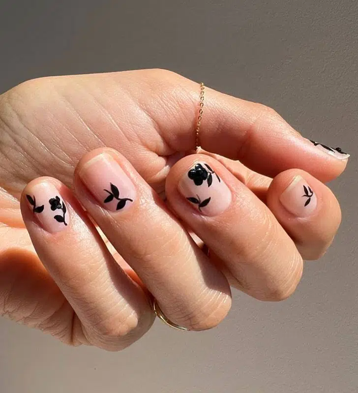 Натуральный маникюр с черными цветами на коротких ногтях