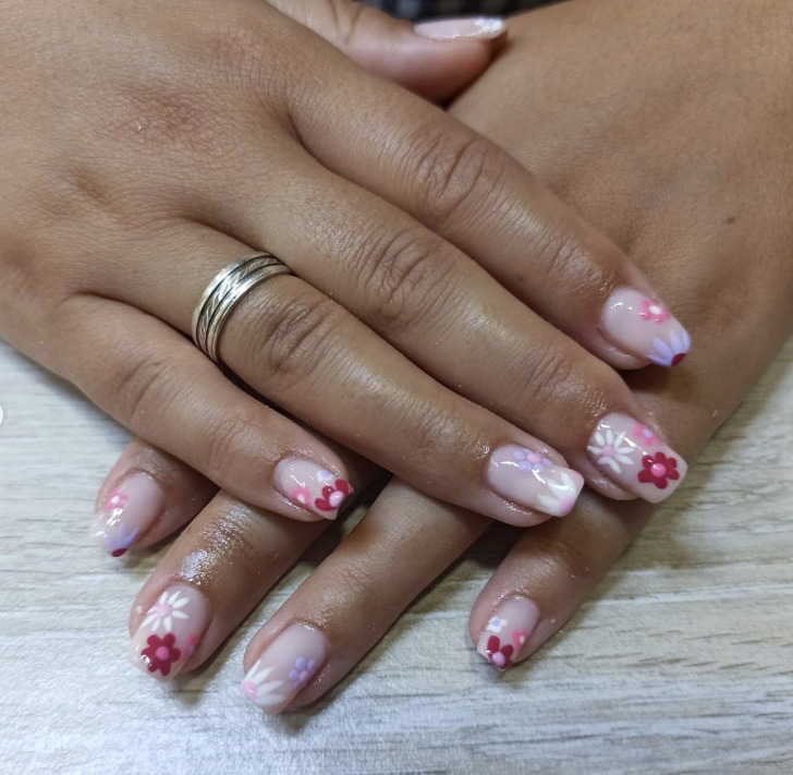 Нейтральный маникюр с розовыми цветами на квадратных ногтях средней длины