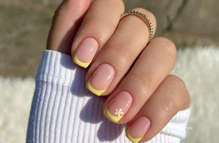 5 желтых дизайнов ногтей с цветами, которые будут в тренде весной