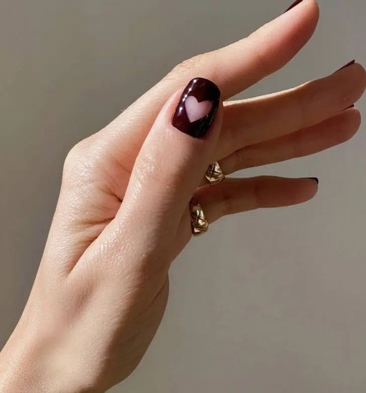 Бордовый маникюр с прозрачными сердечками на квадратных ногтях средней длины