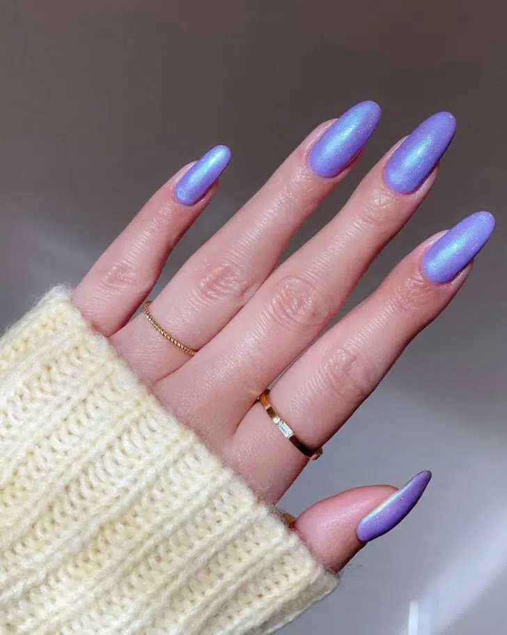 Фиолетовый переливающийся маникюр на длинных овальных ногтях