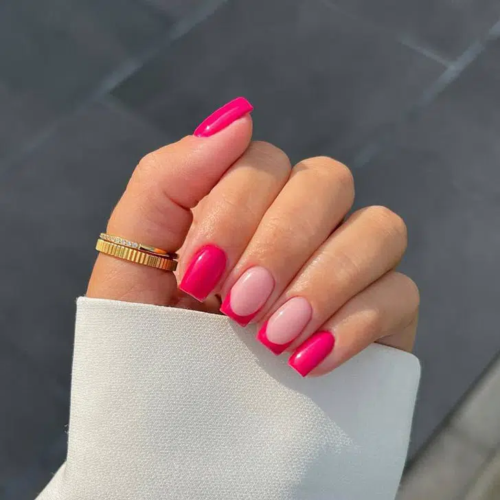 Комбинированный маникюр с ярким розовым френчем на ухоженных квадратных ногтях