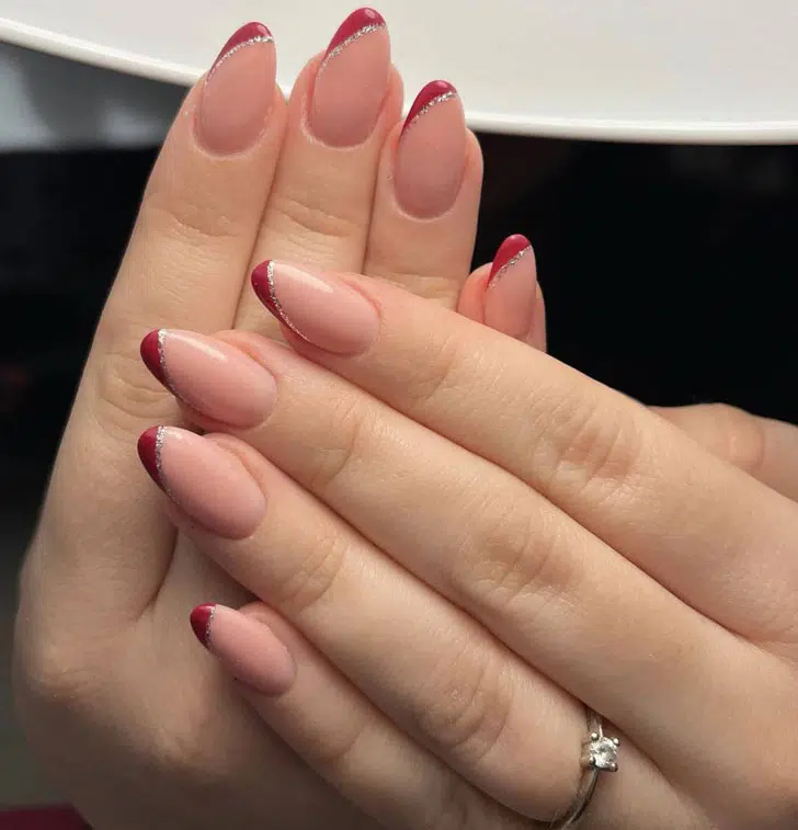 Красный диагональный френч с блестящей полосой на миндальных ногтях средней длины