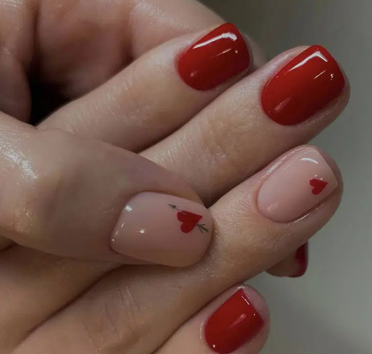 Красный маникюр с сердечками на коротких квадратных ногтях