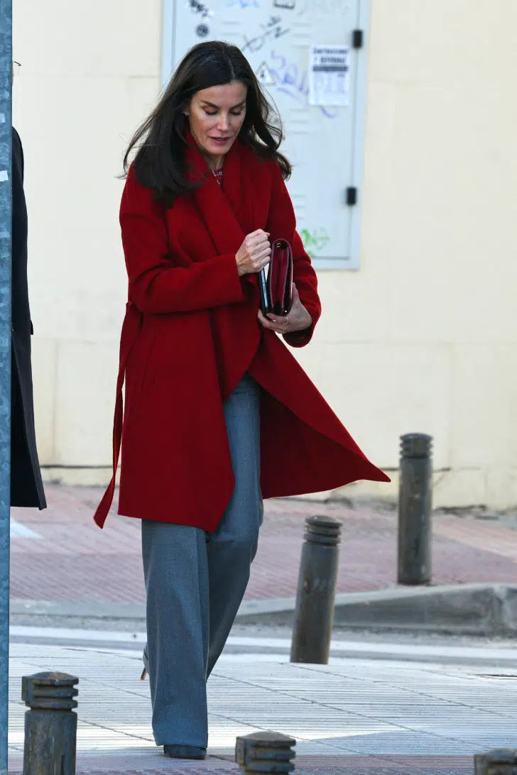 Королева Летиция в самых модных брюках для офиса и красном пальто до колен