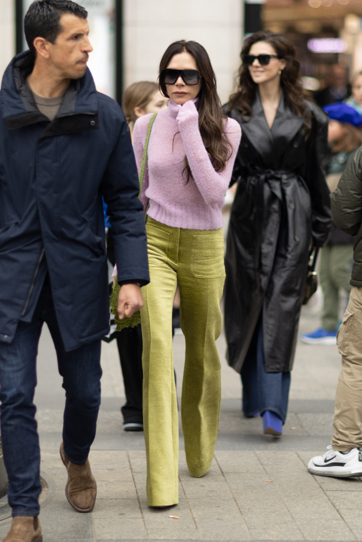 Виктория Бекхэм в широких длинных брюках, свитере и шикарными распущенными волосами