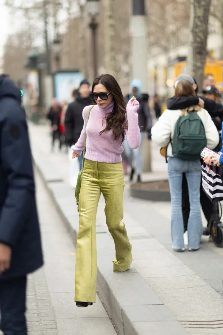 Виктория Бекхэм в золотых брюках и сиреневом свитере в Париже