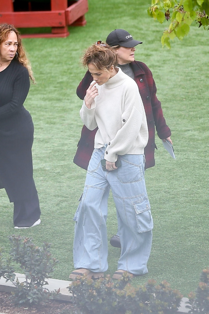 Дженнифер Лопес в широких джинсах карго и свитере в рубчик