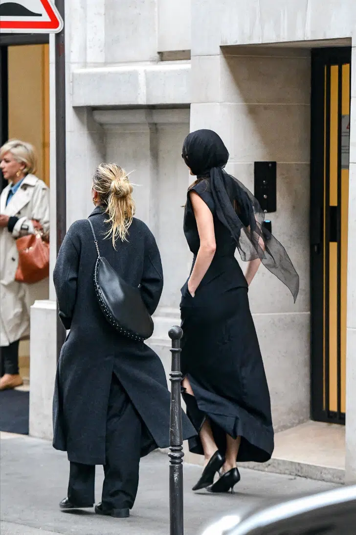 Кендалл Дженнер в шикарном платье, модных туфлях и платком на голове
