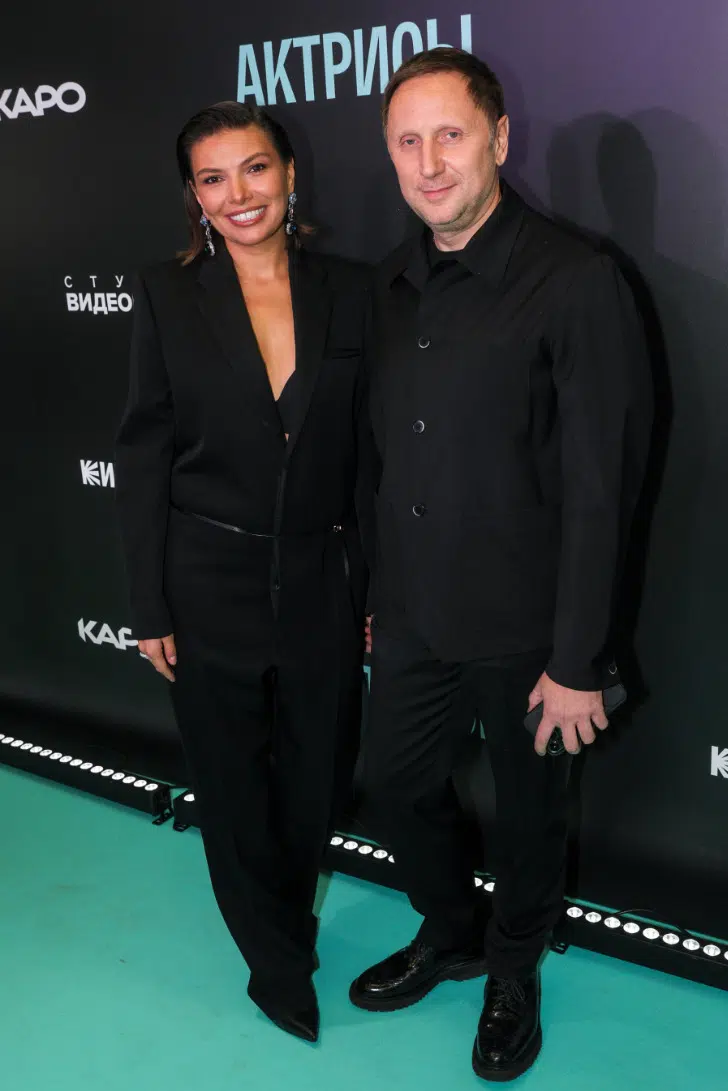 Генеральный директор ООО СТС Медиа и его жена в черном костюме