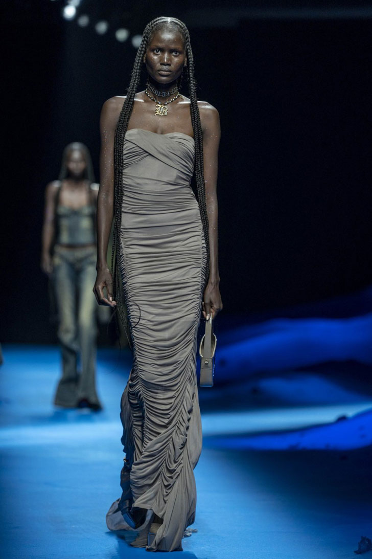 Модель в длинном бежевом платье с драпировкой от Blumarine