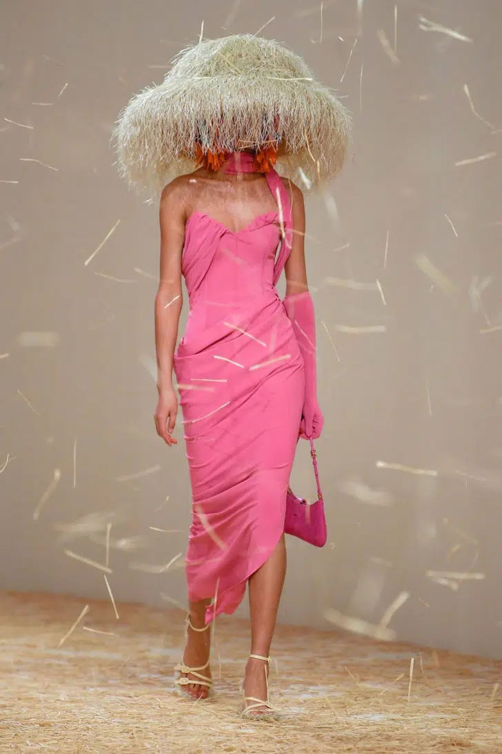 Модель в женственном розовом платье с драпировкой от Jacquemus
