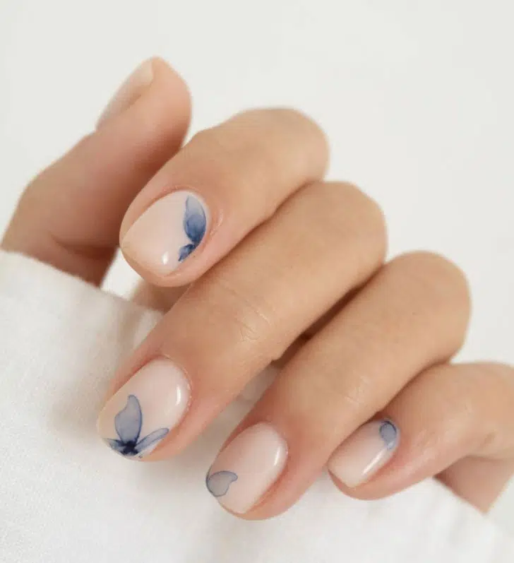 Молочный маникюр с синими бабочками на коротких квадратных ногтях