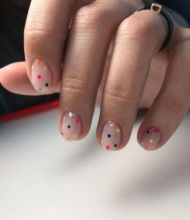Натуральный маникюр с разноцветными точками на коротких ногтях